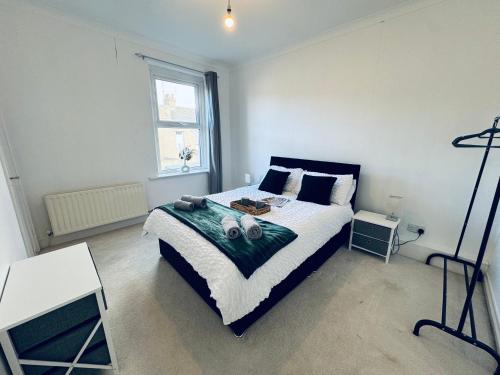 a bedroom with a bed with a green comforter at Cumberland House-2 Bedrooms - Sleeps 4 in Workington