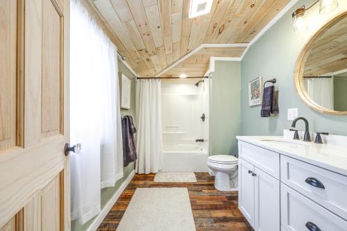 Koupelna v ubytování Less Than 1 Mi to Houlton Riverfront Park Home with Yard!