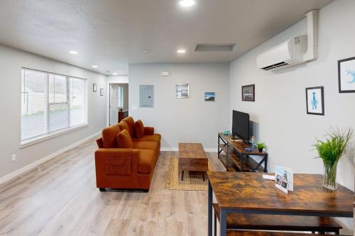 Televisyen dan/atau pusat hiburan di The Turtle Suite, Dolphin Suite, & Sea Horse Suite