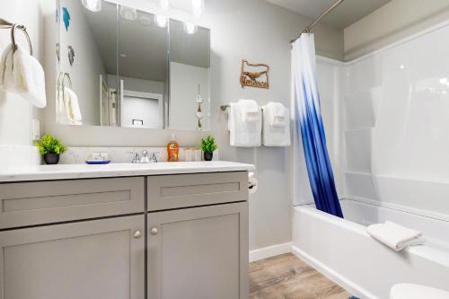 Bilik mandi di The Turtle Suite, Dolphin Suite, & Sea Horse Suite