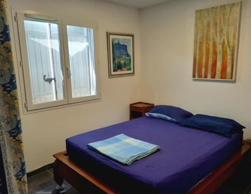- une chambre avec un lit violet et une fenêtre dans l'établissement villa des coteaux, à Ners