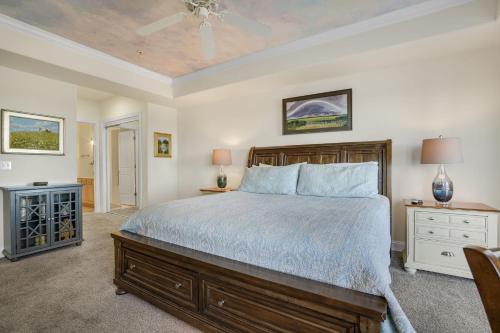 una camera con un grande letto e un soffitto di Sunset Bay Villa 118 - Waterfront, Deep-water boat slip! a Chincoteague