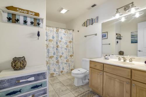 un bagno con lavandino, WC e doccia di Sunset Bay Villa 118 - Waterfront, Deep-water boat slip! a Chincoteague