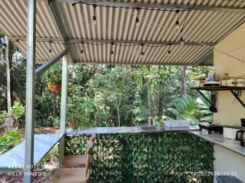 an outdoor kitchen with a pergola at Villa Campo's in Venecia