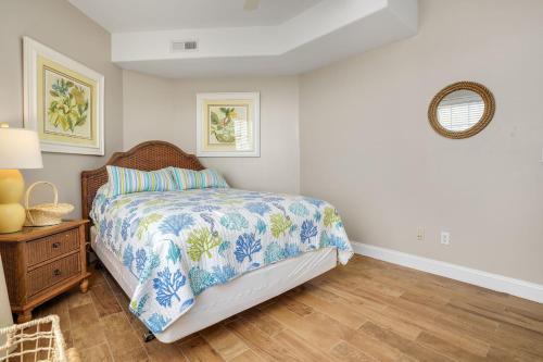 Cama o camas de una habitación en Sunset Bay Villa 206 - Waterfront & shared pool!
