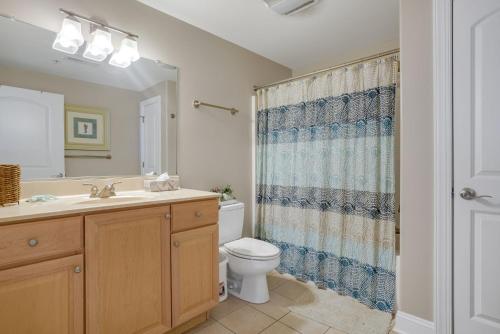 Un baño de Sunset Bay Villa 206 - Waterfront & shared pool!