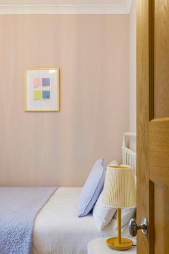 Cambridge Grove- Cosy two bed Mews - with parking photo 23