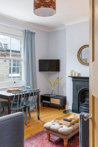 Cambridge Grove- Cosy two bed Mews - with parking photo 5