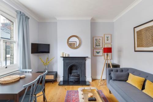 Cambridge Grove- Cosy two bed Mews - with parking photo 6