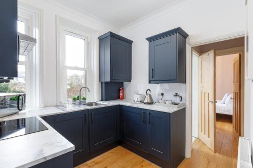 Cambridge Grove- Cosy two bed Mews - with parking photo 14
