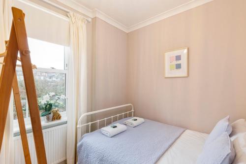 Cambridge Grove- Cosy two bed Mews - with parking photo 24