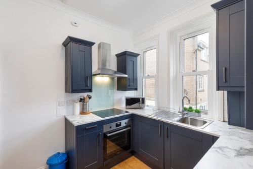 Cambridge Grove- Cosy two bed Mews - with parking photo 10