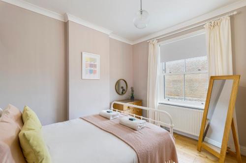 Cambridge Grove- Cosy two bed Mews - with parking photo 8