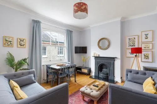 Cambridge Grove- Cosy two bed Mews - with parking photo 1