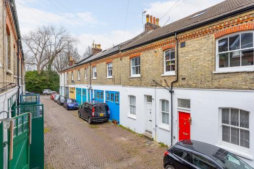 Cambridge Grove- Cosy two bed Mews - with parking photo 7