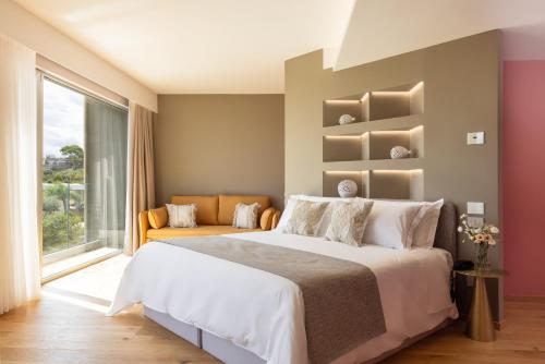 a bedroom with a large bed and a large window at Metamare in Cozze