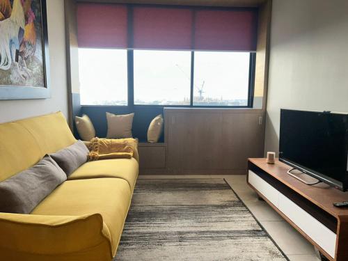 a living room with a couch and a flat screen tv at Suite Luxury en Puerto Santana in Guayaquil