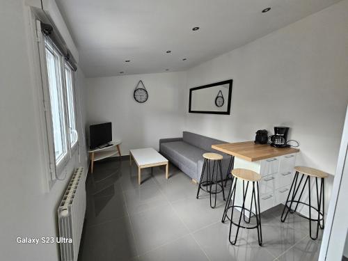 un salon avec un canapé, une table et des chaises dans l'établissement Maison entre Paris et Disney, stade nautique olympique Vaires sur marne, à Pontault-Combault