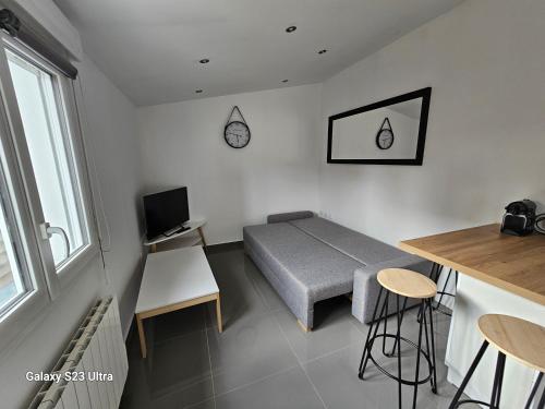 une chambre avec un lit, un bureau et une table dans l'établissement Maison entre Paris et Disney, stade nautique olympique Vaires sur marne, à Pontault-Combault