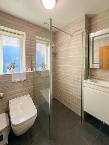 a bathroom with a toilet and a shower and a sink at Priscilla Close 1 Bedroom in Earlham