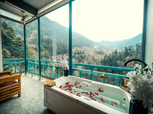 Nespecifikovaný výhled na hory nebo výhled na hory při pohledu z hotelu