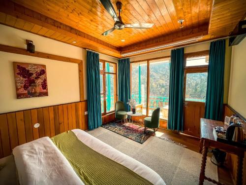 Postel nebo postele na pokoji v ubytování The Elevia, Jibhi