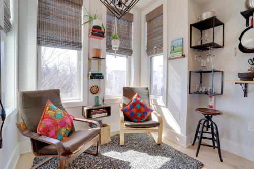 ワシントンにあるSojourn Condo in NW DC 2 blocks to Shaw Metroのリビングルーム(椅子2脚、窓付)