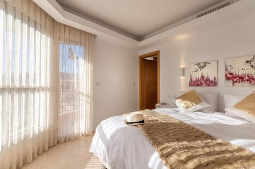 een slaapkamer met een groot bed en een groot raam bij Magical Sea View with 3 Bedroom in Eilat