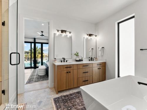 ein Badezimmer mit zwei Waschbecken und einem großen Spiegel in der Unterkunft Simply BeUTAHful at Desert Color (by Ember Stays) in Atkinville