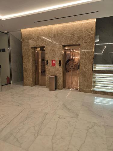 a lobby with a large marble floor and a door at فندق فجر الواحة in Riyadh