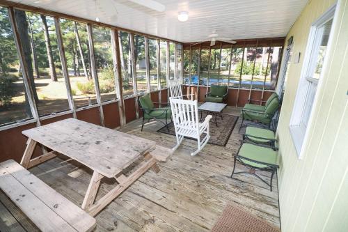 Μπαλκόνι ή βεράντα στο Tall Pines - Pet friendly with screened porch!