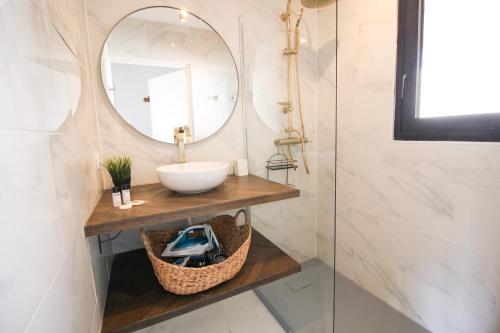une salle de bain avec un lavabo et un miroir dans l'établissement JULES GREC Appartement Loggia Piscine et Confort à Antibes, à Antibes