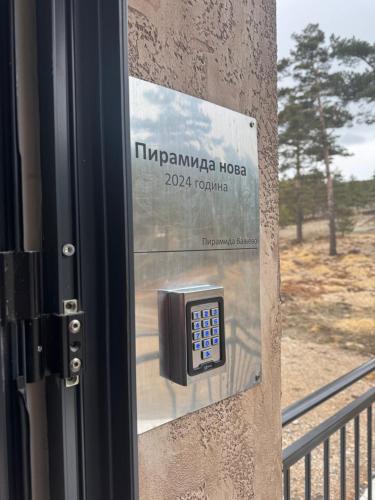eine Tür mit einem Schild an der Seite eines Gebäudes in der Unterkunft Apartmani Mojić Divčibare in Divčibare