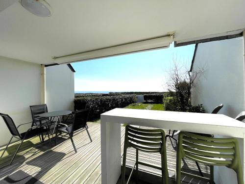 d'un balcon avec des chaises et une table offrant une vue. dans l'établissement Appartement bord de Mer ・Le rivage・, à Piriac-sur-Mer