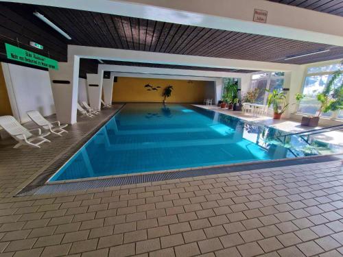 una grande piscina in un edificio di Ferienwohnung Bavarian Relax - inklusive GästeCARD a Sankt Englmar