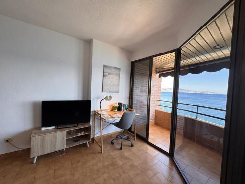 Cette chambre dispose d'un bureau, d'une télévision et d'un balcon. dans l'établissement PUSHE Playa Velilla Beach&Tradition, à Almuñécar