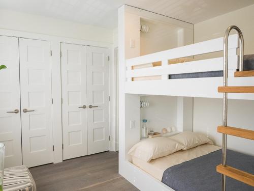 Двухъярусная кровать или двухъярусные кровати в номере North Harbor Montauk