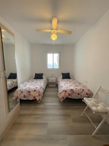 Stylish & sunny beach apartment with pool