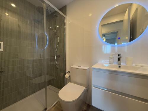 Stylish & sunny beach apartment with pool