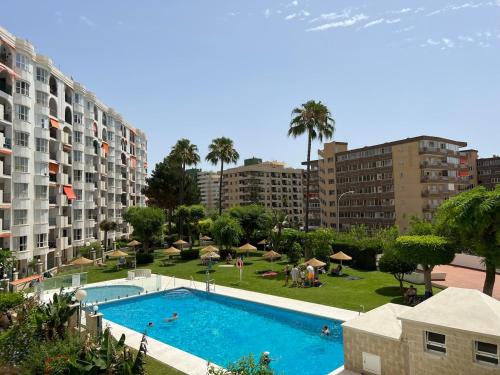 Stylish & sunny beach apartment with pool