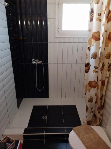 Bilik mandi di Villa Atspas