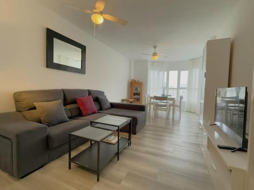 Stylish & sunny beach apartment with pool