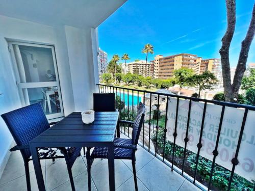Stylish & sunny beach apartment with pool