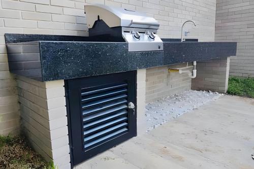 a outdoor entertaining area with a sink and a garage at Domus Suites Chia in Chía