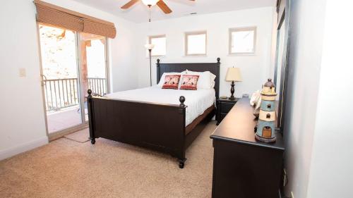 Ένα ή περισσότερα κρεβάτια σε δωμάτιο στο Tranquil Desert Lodge Kanab Luxury Vacation Home