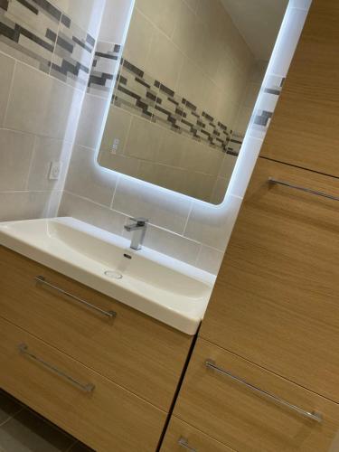 une salle de bain avec un lavabo et un miroir dans l'établissement Maison de village, à Saint-Jean-de-Fos