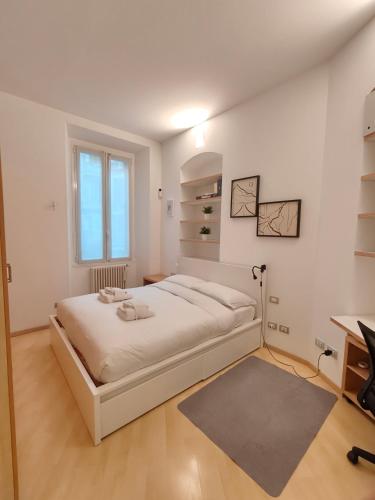 Milano Center Apartment in Shopping and living Area with AC, Wifi, steps from M1 and Airport and Fiera Milano link