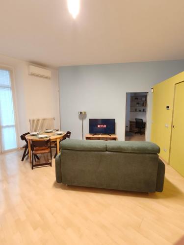 Milano Center Apartment in Shopping and living Area with AC, Wifi, steps from M1 and Airport and Fiera Milano link