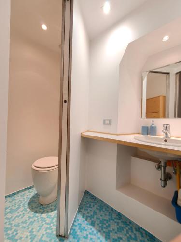 Milano Center Apartment in Shopping and living Area with AC, Wifi, steps from M1 and Airport and Fiera Milano link