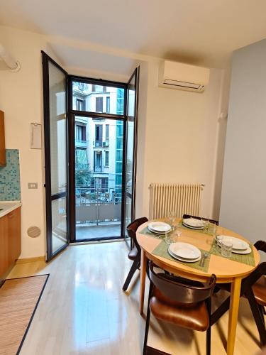 Milano Center Apartment in Shopping and living Area with AC, Wifi, steps from M1 and Airport and Fiera Milano link